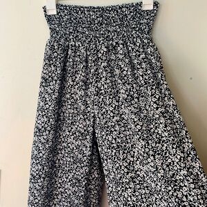 Cute cropped summer wide leg pants.